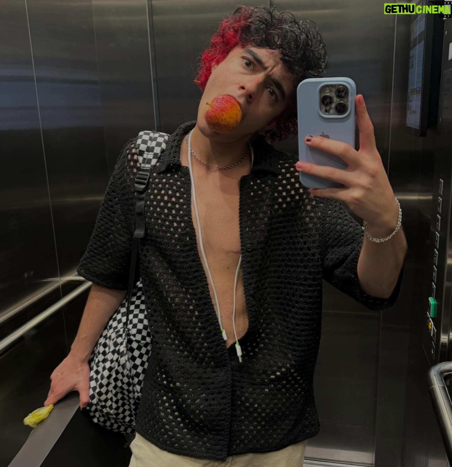 Benjamin Damini - 3 Likes - dump de abril y março y fevereiro pq eu perdi as datas 🤪 mas antes tarde do que nunca né?
1. quinquagésimo segundo benversário
2/3. quem te vê quem te viu
4. primeira marsha transmasculina de sp
5. camuflagem de alto nível
6. isso configura acidente de trabalho?
7. primeira audiência estadual sobre transmasculinidades
8/9. galinhas inseguras y desidratadas
10. banho de mangueira na lua crescente despedida de verão