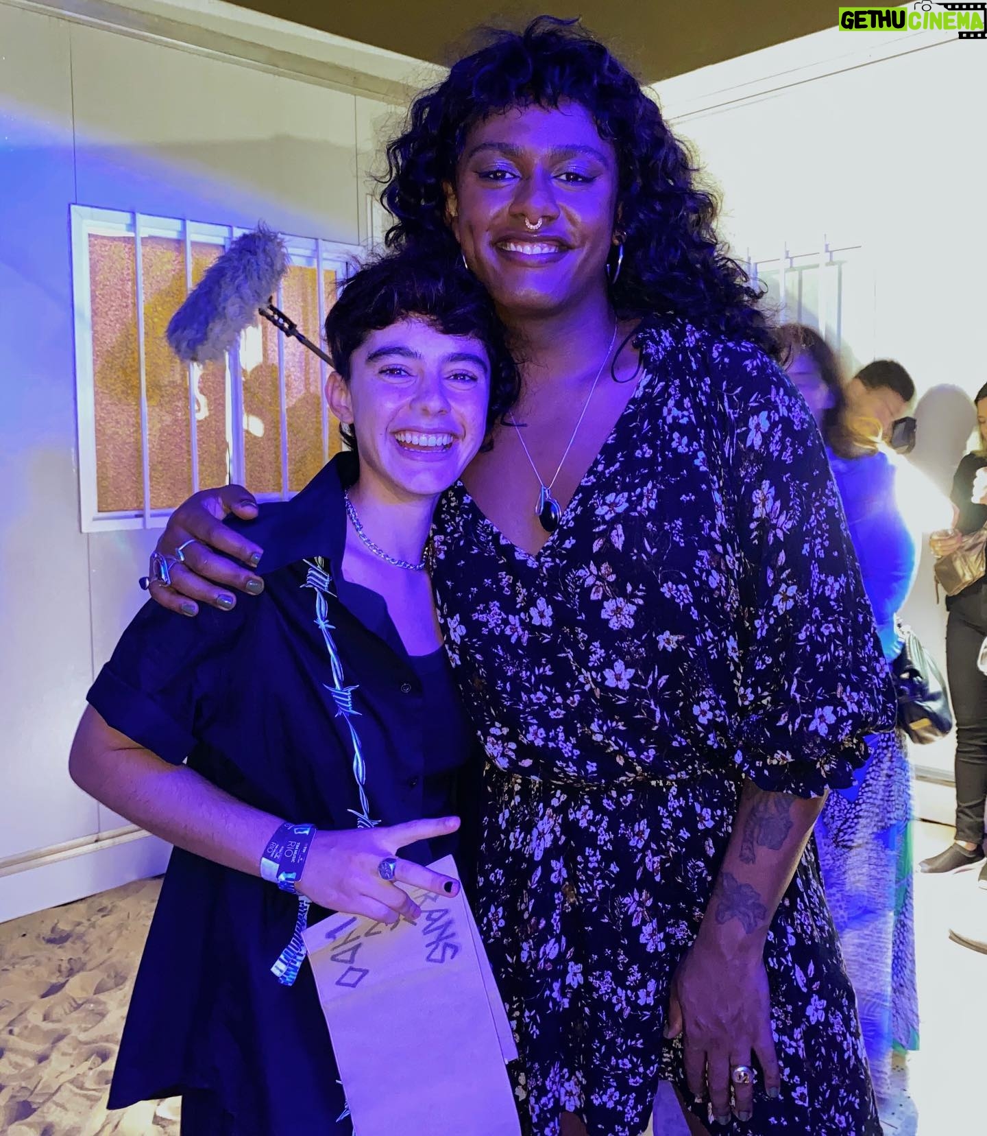 Benjamin Damini - 2.7K Likes - coração ficou quentinho demais com esse encontro. liniker é mais do que uma inspiração pra mim. liniker é potência, presença e transresistência. obrigado por existir e me lembrar que podemos ser no mesmo brasil que não quer que sejamos. viva aos encontros!
gracias mil a @timbrasil @leomarcal e @lulyb por proporcionarem esse encontro de milhões.