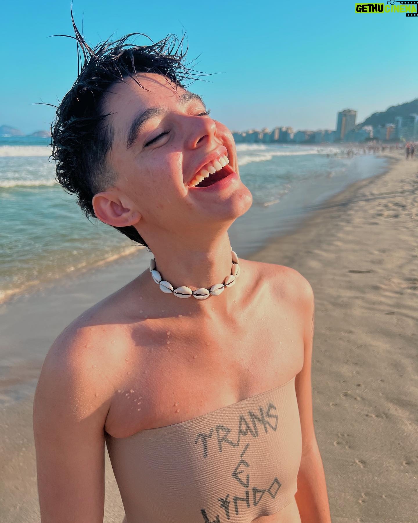 Benjamin Damini - 11K Likes - 🏳️⚧️ olha o translindo passando no seu feed 🏳️⚧️
2. ben sua crush tá vindo aja naturalmente
3. pézinhos dançantes na sapuca feat. meia que roubei do meu personagem
4/5. sou meio obcecado por horas iguais
6. aruaémemóriacomum.jpg