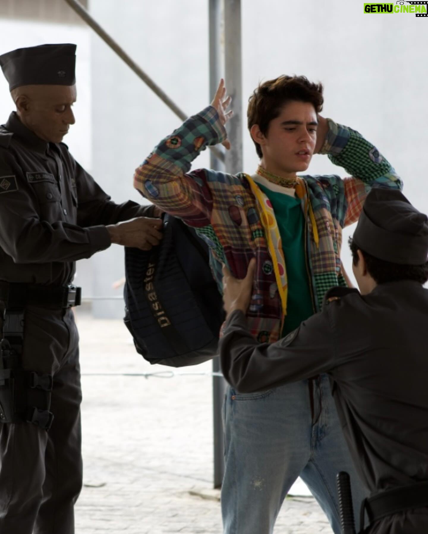 Benjamin Damini - 3 Likes - fiquei sabendo que a nova temporada de @houseofthedragonhbo estreou na @streammaxbr e vim lembrar que lá também tá disponível a primeira temporada de “B.A.: O Futuro Está Morto” série brasileiríssima distópica numa são paulo fascista e que acompanha alguns adolescentes poderosos eu diria, mas na real que é bem difícil resumir B.A., tem assassinato em série, romance lésbico y gay y beijo na boca, mais que beijo na boca, figurinos impecáveis, trilha sonora delícia com tuyo, matuê, marina sena cantando cazuza e eu to lá interpretando o ariel. serase te convenci? espero que sim se sim depois que assistir me conta o que achou :)