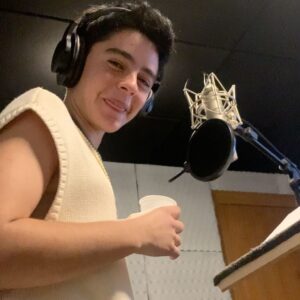 Benjamin Damini Instagram - a partir de hoje a @hbomaxbr não existe mais então quem viu BA viu quem não viu só lamento :(
brincadeiras a parte agora a hbo max é só max e BA continua disponível então se eu fosse vc inauguraria a nova era da @streammaxbr assistindo essa série delicinha em que eu vivi o ariel :)

2/3/4: camadas de uma mesma cena 
5: ariel cai no chão
6: o início e a primeira vez que vimos o cenário da casa dos BAs com direito a lágrimas y abraço coletivo
7: o fim e a última vez que ouvimos “ação” e “corta” com direito a c4r4lh0s y euforia coletiva
