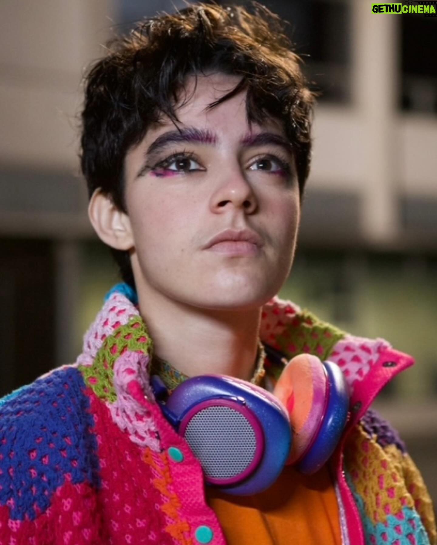 Benjamin Damini - 3 Likes - fiquei sabendo que a nova temporada de @houseofthedragonhbo estreou na @streammaxbr e vim lembrar que lá também tá disponível a primeira temporada de “B.A.: O Futuro Está Morto” série brasileiríssima distópica numa são paulo fascista e que acompanha alguns adolescentes poderosos eu diria, mas na real que é bem difícil resumir B.A., tem assassinato em série, romance lésbico y gay y beijo na boca, mais que beijo na boca, figurinos impecáveis, trilha sonora delícia com tuyo, matuê, marina sena cantando cazuza e eu to lá interpretando o ariel. serase te convenci? espero que sim se sim depois que assistir me conta o que achou :)