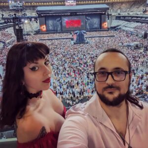 Benjamin Daniel Instagram - Mylène on t'aime. ❤️ 

C'était sans l'ombre d'un doute le plus beau concert que l'on ai pu voir en termes de direction artistique et technique. 
La beauté des scènes parle d'elle-même. 🌹

La véritable question maintenant...
Mylène Farmer, dernier Boss de BloodBorne ou D'Elden Ring ?