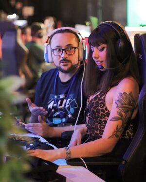 Benjamin Daniel Instagram - Notre premier événement caritatif à 2. ❤️
°
Merci @a_live_event pour l'invitation et toute l'organisation. 
°
( Mon Amour en pleine explication de Diablo ! 👀 )
°
#alive #stream #evenement