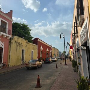 Benjamin Machet Instagram - ✨ AVENTURE EN FAMILLE DANS LE YUCATAN ✨

Salut à tous ! 🌴 Nous voilà bien installés au cœur de la magnifique région du Yucatan, dans la charmante ville de Valladolid. Ce coin de paradis nous en met plein la vue avec ses couleurs vibrantes, son histoire riche et ses habitants chaleureux. 🤗

Après avoir exploré les rues pittoresques de cette ville coloniale, nous sommes prêts à reprendre la route pour notre prochaine étape : direction Holbox, une île paradisiaque où la nature règne en maître. 🏝️ Hâte de poser nos pieds dans le sable fin, de nous baigner dans les eaux turquoise et de nous laisser bercer par le rythme tranquille de la vie insulaire. 🌊

Mais avant ça, en route pour Rio Lagartos et Las Coloradas, ce site incroyable où les eaux roses des salines semblent sortir tout droit d’un rêve.

Ce road trip à travers le Yucatan est vraiment une aventure incroyable. Chaque instant est une découverte, et nous adorons partager ces moments avec vous. 💛

Restez connectés pour suivre nos péripéties mexicaines.

On espère qu'à travera nos stories et nos photos vous découvrez la beauté de mon pays.

En route pour la suite ! 🚗💨

#roadtrip #mexique #family #love #happy