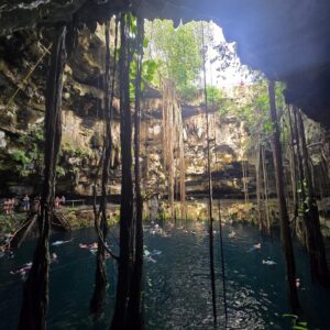 Benjamin Machet Instagram - ✨ AVENTURE EN FAMILLE DANS LE YUCATAN ✨

Salut à tous ! 🌴 Nous voilà bien installés au cœur de la magnifique région du Yucatan, dans la charmante ville de Valladolid. Ce coin de paradis nous en met plein la vue avec ses couleurs vibrantes, son histoire riche et ses habitants chaleureux. 🤗

Après avoir exploré les rues pittoresques de cette ville coloniale, nous sommes prêts à reprendre la route pour notre prochaine étape : direction Holbox, une île paradisiaque où la nature règne en maître. 🏝️ Hâte de poser nos pieds dans le sable fin, de nous baigner dans les eaux turquoise et de nous laisser bercer par le rythme tranquille de la vie insulaire. 🌊

Mais avant ça, en route pour Rio Lagartos et Las Coloradas, ce site incroyable où les eaux roses des salines semblent sortir tout droit d’un rêve.

Ce road trip à travers le Yucatan est vraiment une aventure incroyable. Chaque instant est une découverte, et nous adorons partager ces moments avec vous. 💛

Restez connectés pour suivre nos péripéties mexicaines.

On espère qu'à travera nos stories et nos photos vous découvrez la beauté de mon pays.

En route pour la suite ! 🚗💨

#roadtrip #mexique #family #love #happy