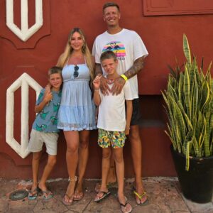Benjamin Machet Instagram - ✨ AVENTURE EN FAMILLE DANS LE YUCATAN ✨

Salut à tous ! 🌴 Nous voilà bien installés au cœur de la magnifique région du Yucatan, dans la charmante ville de Valladolid. Ce coin de paradis nous en met plein la vue avec ses couleurs vibrantes, son histoire riche et ses habitants chaleureux. 🤗

Après avoir exploré les rues pittoresques de cette ville coloniale, nous sommes prêts à reprendre la route pour notre prochaine étape : direction Holbox, une île paradisiaque où la nature règne en maître. 🏝️ Hâte de poser nos pieds dans le sable fin, de nous baigner dans les eaux turquoise et de nous laisser bercer par le rythme tranquille de la vie insulaire. 🌊

Mais avant ça, en route pour Rio Lagartos et Las Coloradas, ce site incroyable où les eaux roses des salines semblent sortir tout droit d’un rêve.

Ce road trip à travers le Yucatan est vraiment une aventure incroyable. Chaque instant est une découverte, et nous adorons partager ces moments avec vous. 💛

Restez connectés pour suivre nos péripéties mexicaines.

On espère qu'à travera nos stories et nos photos vous découvrez la beauté de mon pays.

En route pour la suite ! 🚗💨

#roadtrip #mexique #family #love #happy