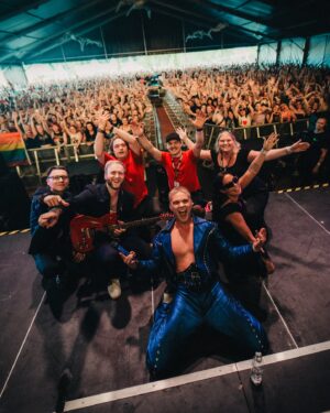 Benjamin Peltonen Instagram - QSTOCK JUMALAUTA!!!

2015 olin täällä ekan kerran. Sillon yleisössä oli ehkä 20 ihmistä, tänään meitä oli LIIKAA että kaikki olis mahtunut Sirkustelttaan. KIITOS SYDÄMENI POHJASTA, mä RAKASTAN teitä❤️

@qstock_festival 

Kuvat: @tonieskelinen