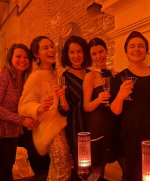 Beren Saat Instagram - Belcim bir yas daha guzellesmis, hayat  unutulmaz anilarimiza eklenecek iki gün hediye etmisti bize kutlamak icin. Yillar once bu gece; @belcimbilgincom ve @ayferdonmez gelip beni alip Kenan’la ilk kez sohbet edecegimiz ve  birbirimizin numaralarini alacagimiz partiye gitmeye Aykut’un dogumgununu kutlayacagiz diye ikna etmisti. Sonrasi ask, sonrasi dostlardan kurulu aile. Magnetik organizasyonunuza nasil tesekkur etsek az @iremsent ve @selimcancelik Yeni yasin en unutulmazlarindan olsun canim Belcim, her sey hayallerinin ötesinde olsun🦄 En sevdigin sarkilari söyleyerek varligini kutluyoruz @aykutcomertcom ,  hisset titresimlerimizi;hala esprilerine attigimiz kahkahalarimizi 🤍 9. yilimiz kutlu olsun oyun arkadasim, hayat arkadasim, studyo arkadasim Kuincy 🐝