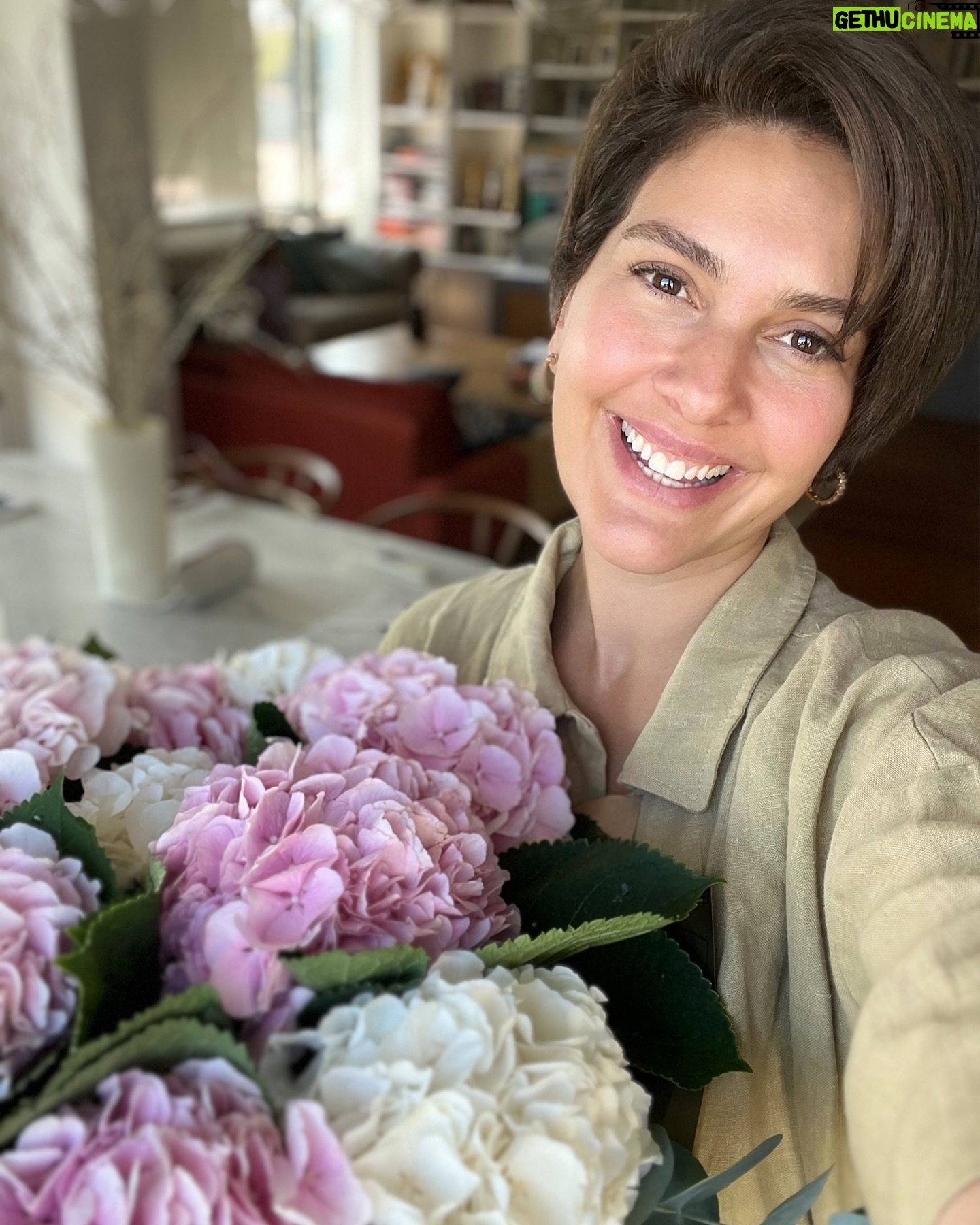 Bergüzar Korel - 82.3K Likes - Çünkü ağustos 7’sinden başlayarak ortanca ayıdır bizim için😌 ve evet I’m back🤎