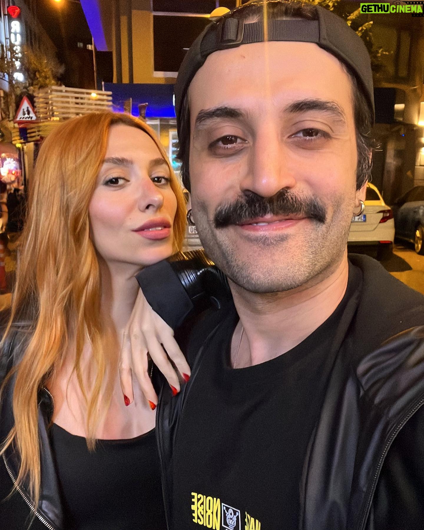 Berkay Tulumbacı - 1.7K Likes - Bugün acayip bir gün yanımda gördüğünüz bu beyefendi, bu sihirli günde tam da bu saatte hoşluklar içinde dünyaya uyandı. İlk olarak hayatlarına girerek anneciğini babacığını mutluluğa ve şansa boğdu sonra dokunduğu her şeye ruhuyla hayat verdi..Kimi anladı bunu, kiminin yolculuğunda daha zaman vardı seni anlayamadı ki kesin öyle oldujdjsj..Ya da hiç evde yoktu fade out oldujdkdjs e olduysa oldu haketmiş demek ki insanoğlu falanhsjdj
Uzatırım biliyorsun ama no yapmayacağım çünkü sıcak temasları severim❤️🔥.
Buraya sadece birkaçını ekleyeceğim çünkü bu sizin hakedişiniz beyefendi. Çocukluğuna, yaşadığın yere, uyuyup büyüdüğün odaya, koştuğun sokaklara, her duyguna şahit oldum bence eş zamanlı. Dünyanın eeen şanslı insanıyım seninle aynı zamana denk geldiğim için..Yine olsa yine seni dileyeceğim, başka bir hayatta seni yine bulacağım sevgilim. Birlikte özenle biriktireceğimiz çok anımız, çok gülüp çok eğleneceğimiz günlerimiz var.
Çok yaşa sen benimle yaşa.
İyi ki doğdun @berkaytulumbaci , iyi ki doğduk, aşkla nicelerine.🔥🥂🖤🪐