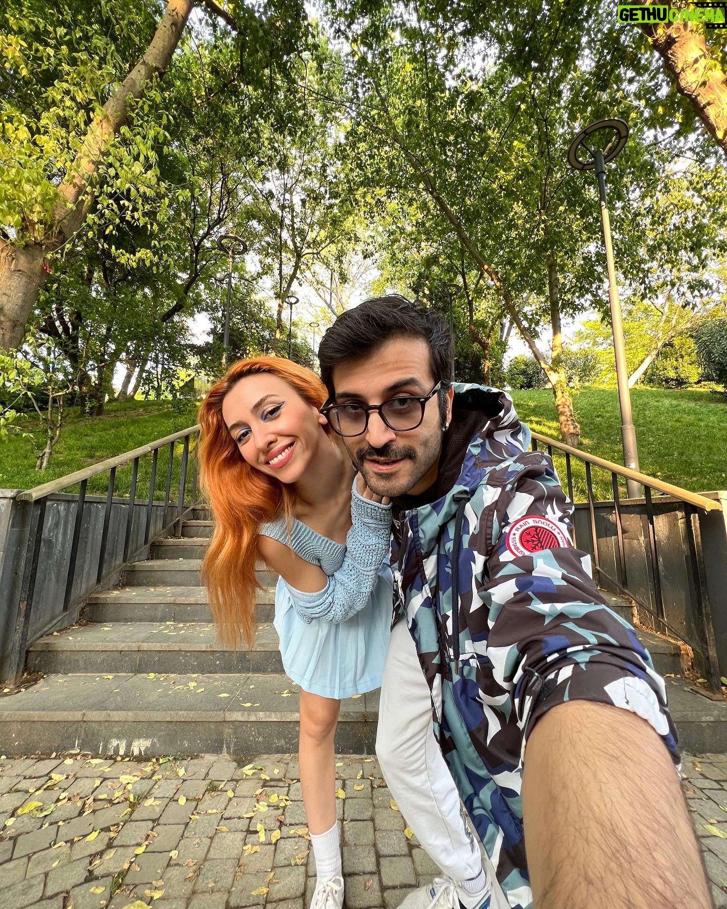 Berkay Tulumbacı - 1.7K Likes - Bugün acayip bir gün yanımda gördüğünüz bu beyefendi, bu sihirli günde tam da bu saatte hoşluklar içinde dünyaya uyandı. İlk olarak hayatlarına girerek anneciğini babacığını mutluluğa ve şansa boğdu sonra dokunduğu her şeye ruhuyla hayat verdi..Kimi anladı bunu, kiminin yolculuğunda daha zaman vardı seni anlayamadı ki kesin öyle oldujdjsj..Ya da hiç evde yoktu fade out oldujdkdjs e olduysa oldu haketmiş demek ki insanoğlu falanhsjdj
Uzatırım biliyorsun ama no yapmayacağım çünkü sıcak temasları severim❤️🔥.
Buraya sadece birkaçını ekleyeceğim çünkü bu sizin hakedişiniz beyefendi. Çocukluğuna, yaşadığın yere, uyuyup büyüdüğün odaya, koştuğun sokaklara, her duyguna şahit oldum bence eş zamanlı. Dünyanın eeen şanslı insanıyım seninle aynı zamana denk geldiğim için..Yine olsa yine seni dileyeceğim, başka bir hayatta seni yine bulacağım sevgilim. Birlikte özenle biriktireceğimiz çok anımız, çok gülüp çok eğleneceğimiz günlerimiz var.
Çok yaşa sen benimle yaşa.
İyi ki doğdun @berkaytulumbaci , iyi ki doğduk, aşkla nicelerine.🔥🥂🖤🪐