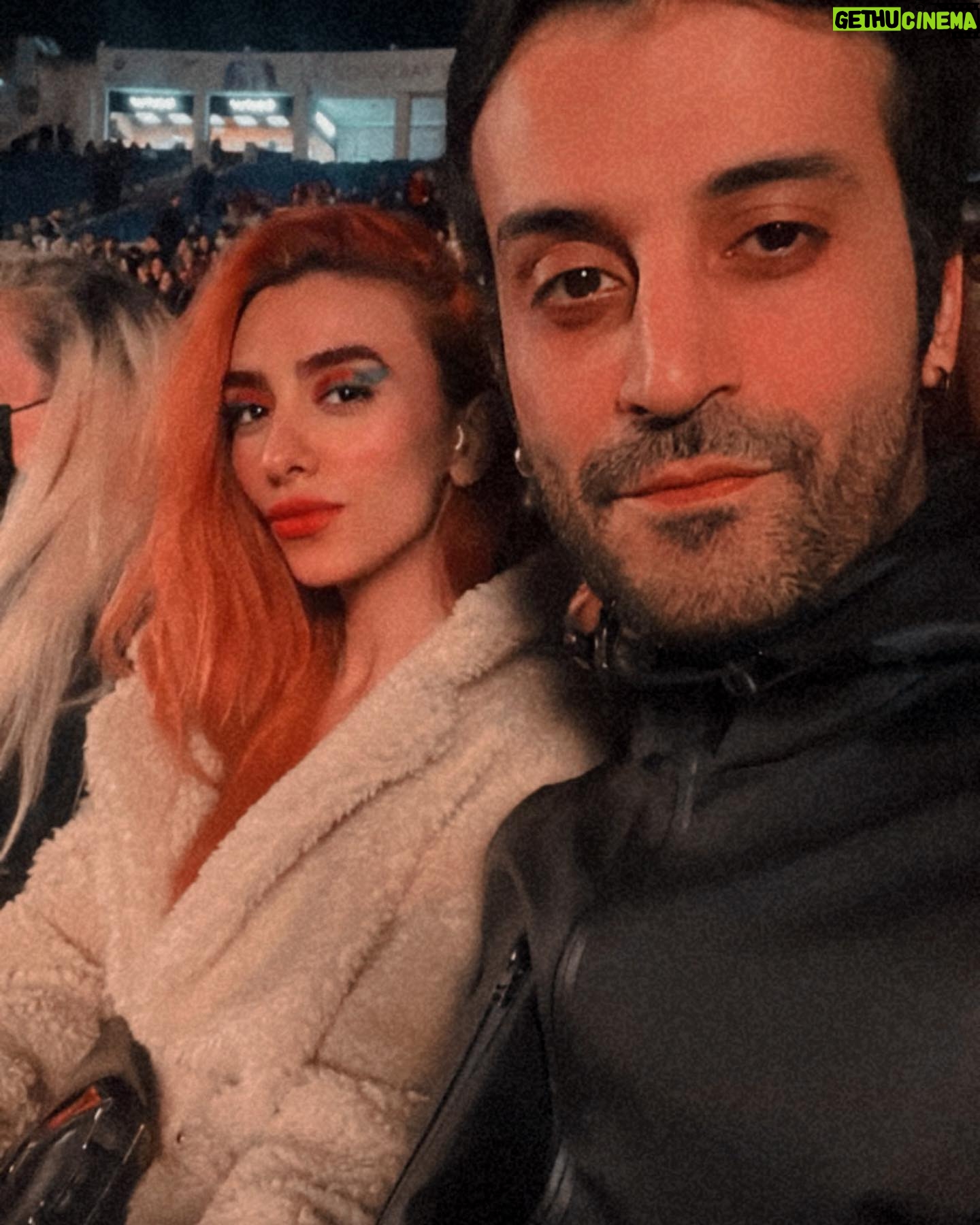 Berkay Tulumbacı - 1.7K Likes - Bugün acayip bir gün yanımda gördüğünüz bu beyefendi, bu sihirli günde tam da bu saatte hoşluklar içinde dünyaya uyandı. İlk olarak hayatlarına girerek anneciğini babacığını mutluluğa ve şansa boğdu sonra dokunduğu her şeye ruhuyla hayat verdi..Kimi anladı bunu, kiminin yolculuğunda daha zaman vardı seni anlayamadı ki kesin öyle oldujdjsj..Ya da hiç evde yoktu fade out oldujdkdjs e olduysa oldu haketmiş demek ki insanoğlu falanhsjdj
Uzatırım biliyorsun ama no yapmayacağım çünkü sıcak temasları severim❤️🔥.
Buraya sadece birkaçını ekleyeceğim çünkü bu sizin hakedişiniz beyefendi. Çocukluğuna, yaşadığın yere, uyuyup büyüdüğün odaya, koştuğun sokaklara, her duyguna şahit oldum bence eş zamanlı. Dünyanın eeen şanslı insanıyım seninle aynı zamana denk geldiğim için..Yine olsa yine seni dileyeceğim, başka bir hayatta seni yine bulacağım sevgilim. Birlikte özenle biriktireceğimiz çok anımız, çok gülüp çok eğleneceğimiz günlerimiz var.
Çok yaşa sen benimle yaşa.
İyi ki doğdun @berkaytulumbaci , iyi ki doğduk, aşkla nicelerine.🔥🥂🖤🪐