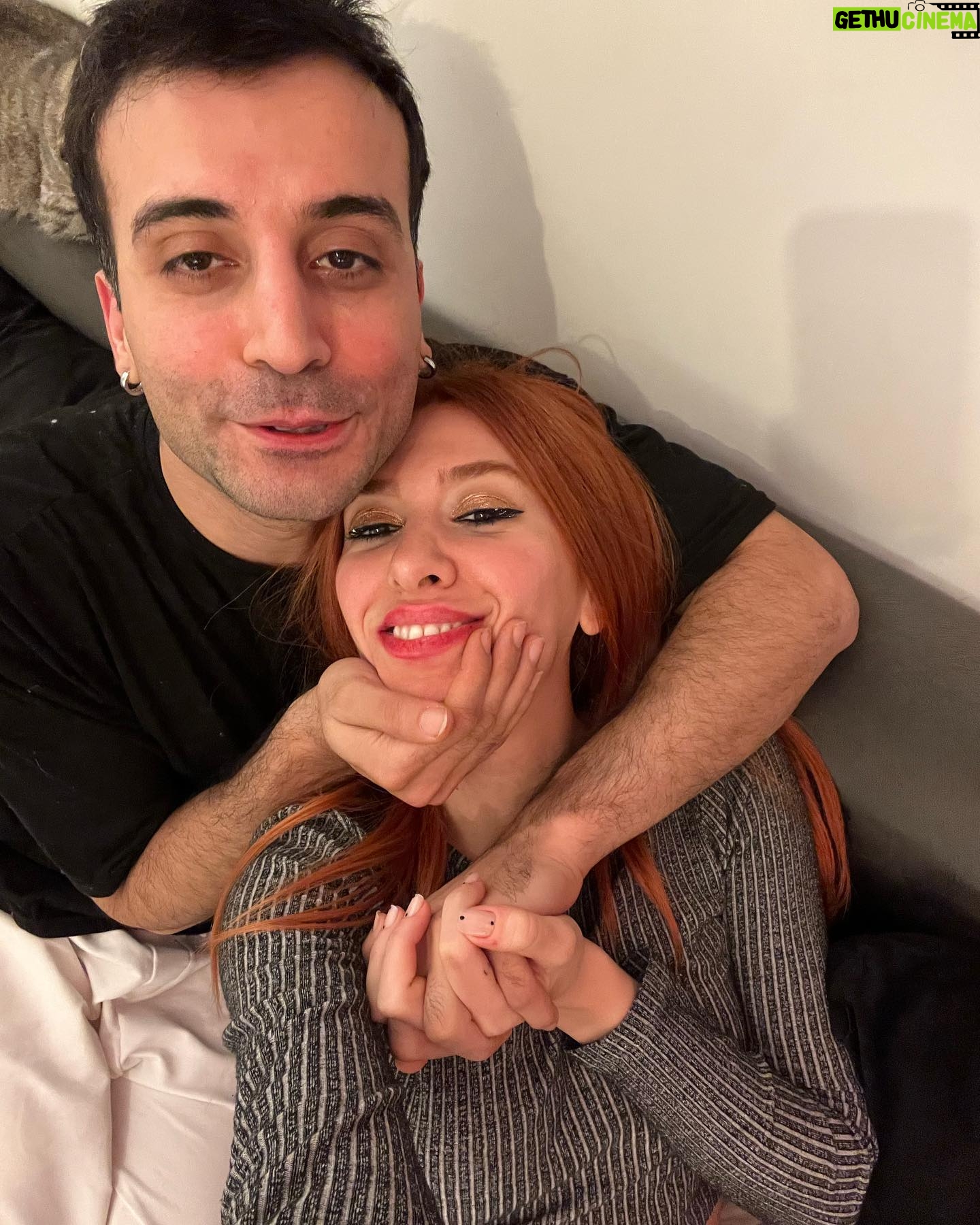 Berkay Tulumbacı - 1.7K Likes - Bugün acayip bir gün yanımda gördüğünüz bu beyefendi, bu sihirli günde tam da bu saatte hoşluklar içinde dünyaya uyandı. İlk olarak hayatlarına girerek anneciğini babacığını mutluluğa ve şansa boğdu sonra dokunduğu her şeye ruhuyla hayat verdi..Kimi anladı bunu, kiminin yolculuğunda daha zaman vardı seni anlayamadı ki kesin öyle oldujdjsj..Ya da hiç evde yoktu fade out oldujdkdjs e olduysa oldu haketmiş demek ki insanoğlu falanhsjdj
Uzatırım biliyorsun ama no yapmayacağım çünkü sıcak temasları severim❤️🔥.
Buraya sadece birkaçını ekleyeceğim çünkü bu sizin hakedişiniz beyefendi. Çocukluğuna, yaşadığın yere, uyuyup büyüdüğün odaya, koştuğun sokaklara, her duyguna şahit oldum bence eş zamanlı. Dünyanın eeen şanslı insanıyım seninle aynı zamana denk geldiğim için..Yine olsa yine seni dileyeceğim, başka bir hayatta seni yine bulacağım sevgilim. Birlikte özenle biriktireceğimiz çok anımız, çok gülüp çok eğleneceğimiz günlerimiz var.
Çok yaşa sen benimle yaşa.
İyi ki doğdun @berkaytulumbaci , iyi ki doğduk, aşkla nicelerine.🔥🥂🖤🪐