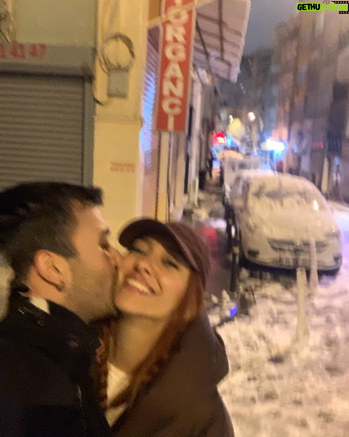 Berkay Tulumbacı - 1.7K Likes - Bugün acayip bir gün yanımda gördüğünüz bu beyefendi, bu sihirli günde tam da bu saatte hoşluklar içinde dünyaya uyandı. İlk olarak hayatlarına girerek anneciğini babacığını mutluluğa ve şansa boğdu sonra dokunduğu her şeye ruhuyla hayat verdi..Kimi anladı bunu, kiminin yolculuğunda daha zaman vardı seni anlayamadı ki kesin öyle oldujdjsj..Ya da hiç evde yoktu fade out oldujdkdjs e olduysa oldu haketmiş demek ki insanoğlu falanhsjdj
Uzatırım biliyorsun ama no yapmayacağım çünkü sıcak temasları severim❤️🔥.
Buraya sadece birkaçını ekleyeceğim çünkü bu sizin hakedişiniz beyefendi. Çocukluğuna, yaşadığın yere, uyuyup büyüdüğün odaya, koştuğun sokaklara, her duyguna şahit oldum bence eş zamanlı. Dünyanın eeen şanslı insanıyım seninle aynı zamana denk geldiğim için..Yine olsa yine seni dileyeceğim, başka bir hayatta seni yine bulacağım sevgilim. Birlikte özenle biriktireceğimiz çok anımız, çok gülüp çok eğleneceğimiz günlerimiz var.
Çok yaşa sen benimle yaşa.
İyi ki doğdun @berkaytulumbaci , iyi ki doğduk, aşkla nicelerine.🔥🥂🖤🪐