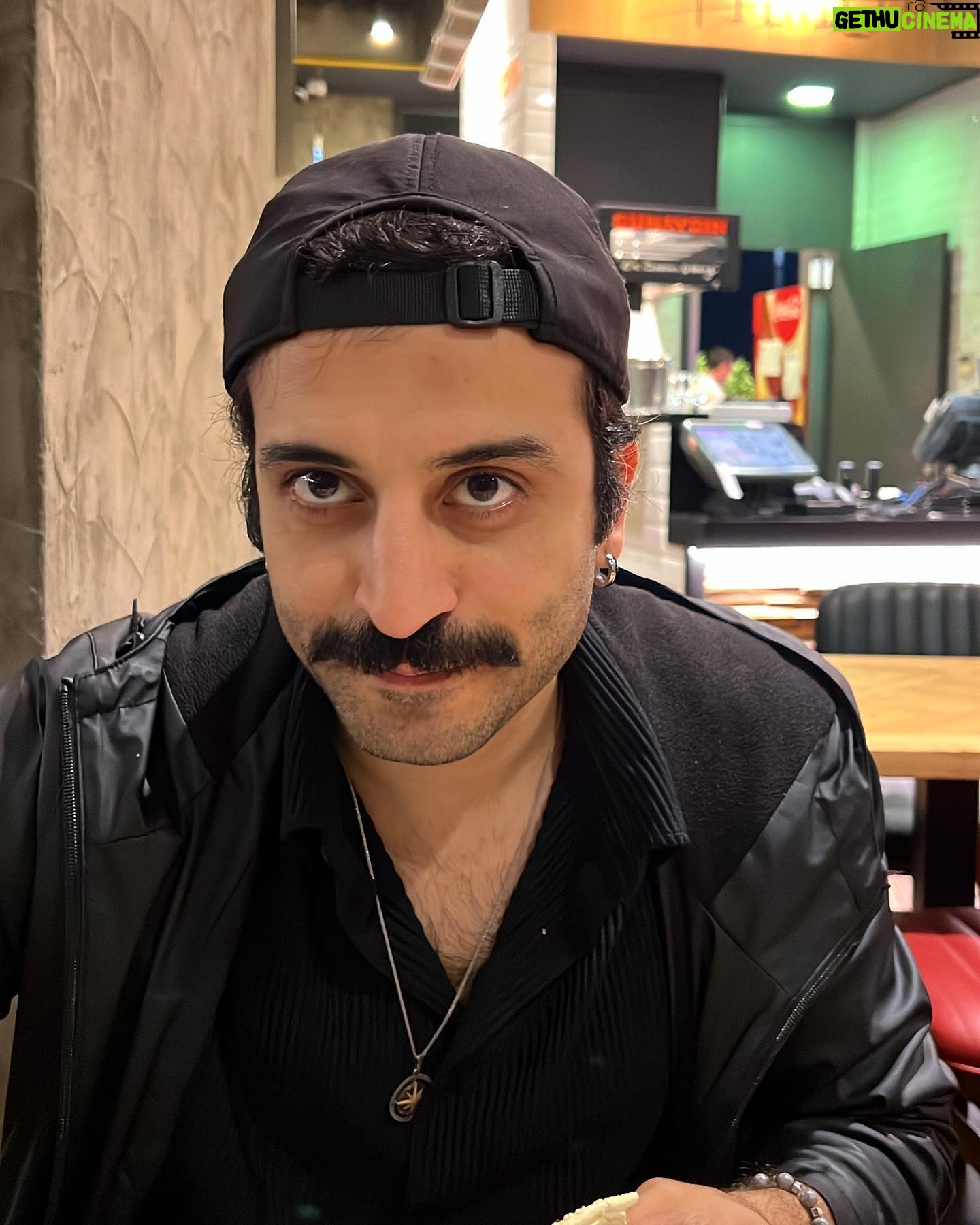 Berkay Tulumbacı - 1.7K Likes - Bugün acayip bir gün yanımda gördüğünüz bu beyefendi, bu sihirli günde tam da bu saatte hoşluklar içinde dünyaya uyandı. İlk olarak hayatlarına girerek anneciğini babacığını mutluluğa ve şansa boğdu sonra dokunduğu her şeye ruhuyla hayat verdi..Kimi anladı bunu, kiminin yolculuğunda daha zaman vardı seni anlayamadı ki kesin öyle oldujdjsj..Ya da hiç evde yoktu fade out oldujdkdjs e olduysa oldu haketmiş demek ki insanoğlu falanhsjdj
Uzatırım biliyorsun ama no yapmayacağım çünkü sıcak temasları severim❤️🔥.
Buraya sadece birkaçını ekleyeceğim çünkü bu sizin hakedişiniz beyefendi. Çocukluğuna, yaşadığın yere, uyuyup büyüdüğün odaya, koştuğun sokaklara, her duyguna şahit oldum bence eş zamanlı. Dünyanın eeen şanslı insanıyım seninle aynı zamana denk geldiğim için..Yine olsa yine seni dileyeceğim, başka bir hayatta seni yine bulacağım sevgilim. Birlikte özenle biriktireceğimiz çok anımız, çok gülüp çok eğleneceğimiz günlerimiz var.
Çok yaşa sen benimle yaşa.
İyi ki doğdun @berkaytulumbaci , iyi ki doğduk, aşkla nicelerine.🔥🥂🖤🪐
