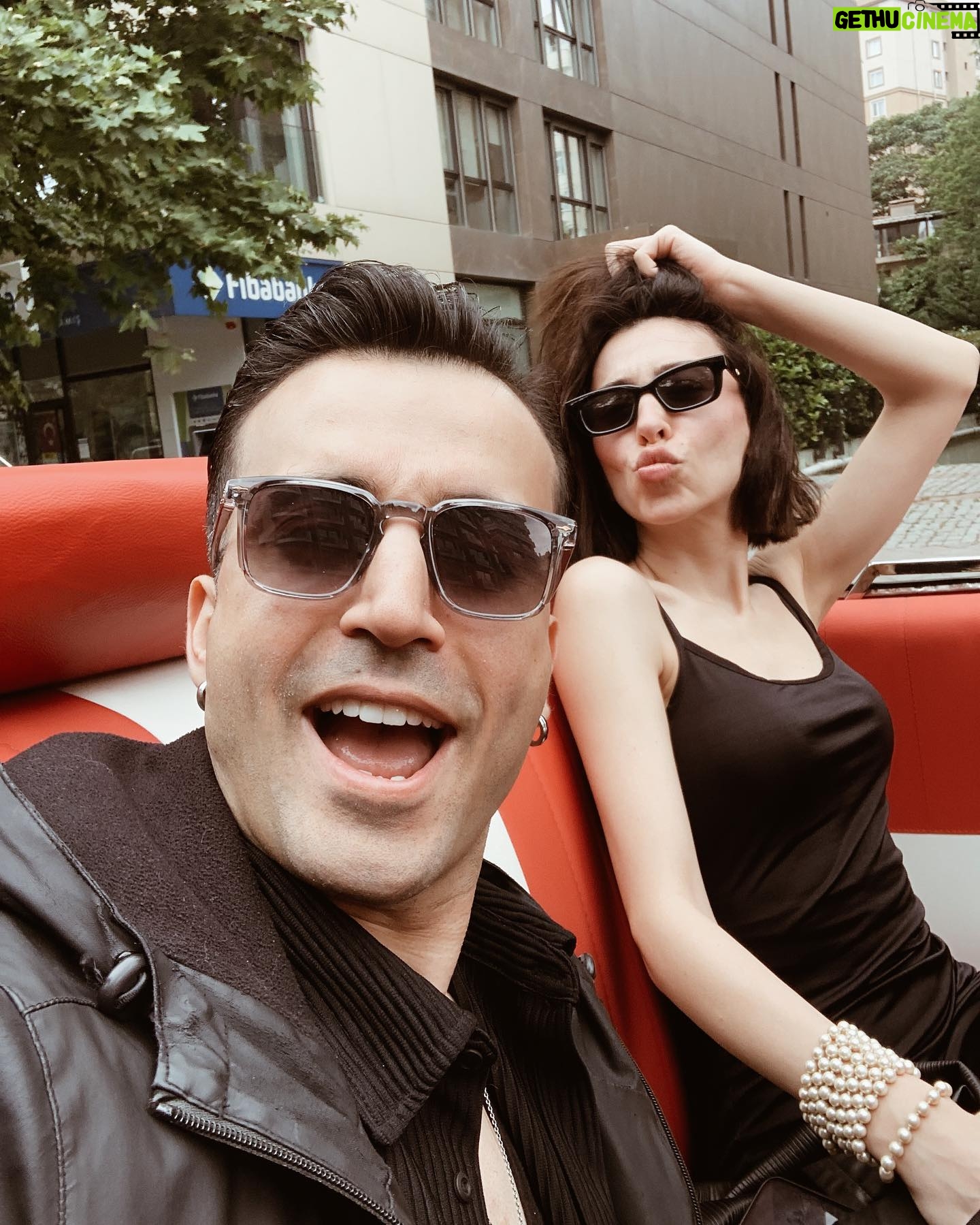 Berkay Tulumbacı - 2K Likes - Selam 👋🏾 Biz bu fotoğrafta kendi düğünümüze gidiyorduk.. gittik de.. çok evlendik.. aşırı evlendik.. cümbür cemaat kocaman bir aile olduk.. sonra gidenlerimiz oldu..kalanlarımız da oldu.. daha fazla kalanlarımız oldu.. önceden gidenlerimiz de vardı.. hayat devam etti.. çok güzel devam etti..Ediyor da..hayat devam ederken mesela bazen arada benim tadım kaçtı.. ne biliyim mesela kötü uyandım, ya da bazı şeylere uyanamadım mesela.. şu sıralar üzülüyorum mesela.. zaman zaman.. hepimize olur değil mi? Evet.. Her bir olumsuzluğu, bu fotoğrafa bakarak yok edebildiğimi farketmemin post’u bu. Tek ve absürt bir cümleyle koymak istemediğim bir post bu. Yanımdaki hanımefendi muhteşem enerjisiyle, bakış açısıyla, sevgisiyle, hayat enerjisiyle bu fotoğrafı “olumsuzlukları kaldıran” bir foto olarak yaratmasından dolayı duyduğum gururun post’u bu. Yanımızdaki insanın önemini; gördüğümüz aforizmalar basitliştrirken, bu önemin gerçekliğine inandıran bir fotoğrafla paylaşmak istenen bir post bu.. instagram’ı duygu durumlarımızdan bağımsız kullanmanın anlamsızlığına ara verip gerçek bir hisle paylaşılan bir post bu. Sizin için yüksek enerjili bir fotoğraf belki di mi? Mesela benim için oradaki hanımefendiye duyduğum hayranlık ve bununla beraber daha da fazlası.. ne enteresan di mi? Yoo.. biliyordum böyle olacağını..He ne yani şimdi sizin için küçük, bizim için büyük bir foto mu oldu? Yooo.. sanırım olmadı. Ama gerçek oldu.. Hayaller de.. Hayatlar gibi gerçek oldu..bana ne hissettirdiğini biliyorum.. size ne hissettirmeyeceğini, ama buraya pozitif bir duygu bırakacağını da biliyorum. Hani o bahsettiğim; instagramı duygu durumlarımızdan bağımsız kullanmanın anlamsızlığı gibi değil de belki sadece pozitif.. di mi? Evet.. ya da değil ne biliyim..en kötü anlamsız olur nolacak.. ama sadece sizin için.. Bir de bişey dicem cidden duyar kasmıyorum da, şeyy, sevgilim seni çok seviyorum be, iyi ki varsın..♥️ size de selamlar canlar güzel geçsin kalan haftanız 🥂🖤 #güzelsevgilim