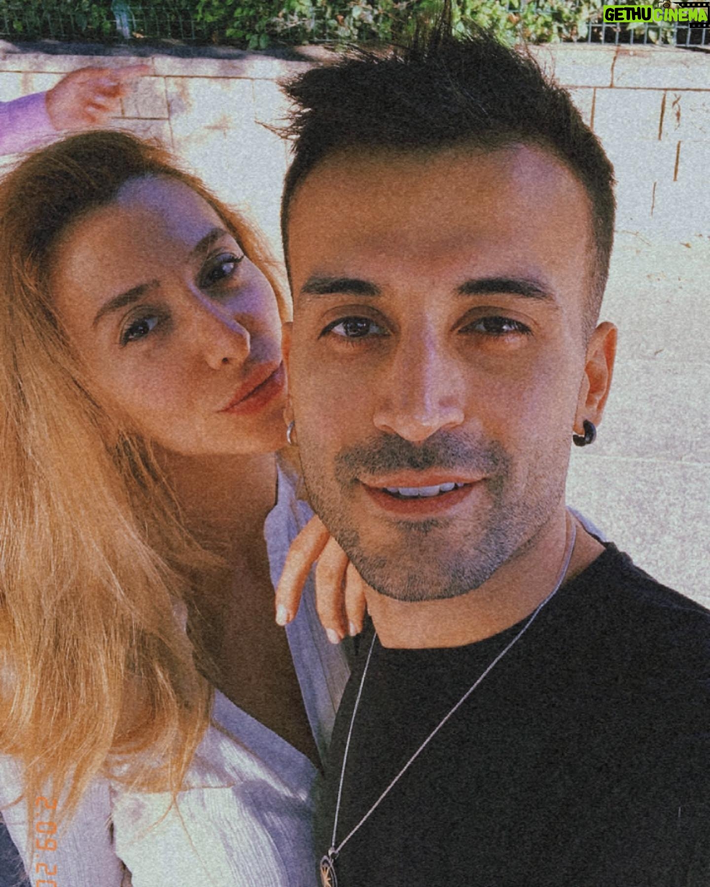 Berkay Tulumbacı - 2K Likes - Bir yıl önce bugün doğduk ve burda gördüğünüz hanımefendiyle mucizevi şeylere tanık olduk, yaşadık.. her şeyin üstesinden nasıl geldiğimizi, nasıl eğlendiğimizi anlatıp da kendimizi övmek istemiyorum. 1. Yıldönümümüzde masada şarap olan bir yerde garsonun bizi çektiği bir fotoğrafın altına “1. Yılımız kutlu olsun ömrüm” yazıp paylaşım yapmak ister miydik? Hayır..şimdi o hanımefendi bugün bize göre normal kendine göre çok uzun bir süreden sonra ilk sahnesini yapıyor. Tam burada bir dip not: ona hayranım.. Bu arada ben de ondan uzakta çalışıyorum. Ama gönlümüz nasıl bir anlatamam. Anlatırım da yani ne biliyim bu heyecanı biz yaşayalım istiyoruz :)) Siz de artık nazar gibi banal, eskide kalmış şeylere başvurmayıp bize güzel enerjiler yollarsınız diye düşünüyorum. Eğleneceğimiz çok güzel günlerimiz var sevgili.. İyi ki varız 🖤🌟 @ezgiigergin