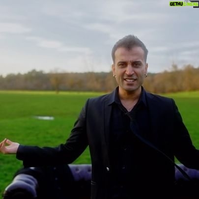 Berkay Tulumbacı - 1.2K Likes - Size tamamlamanız yaklaşık bir sene sürecek bir puzzle ile Selam demek istiyorum. 7 şarkılık albümün ilk şarkısı “Hep Bir Karmaşa” şimdi tüm dijital platformlarda. Puzzle diyorum çünkü birbirine bağlı video kliplerin final halini 7. Şarkı yayınlandıktan sonra izleyeceksiniz. “Hep Bir Karmaşa” bu puzzle ın 4. Parçası ve şu anda Youtube kanalımda. Bu sene aynı zamanda bol müzikli geçecek. Ne mutlu bana ki ne iyi insanlarla çalıştık da ortaya seveceğinizi umduğumuz akustik bir iş çıkardık. Yorumlarınızı bekliyorum. Şimdi çalıştığımız güzel insanlara yer vermek istiyorum.. Kendileri aşağıda 🫶🏾🍃
Hep Bir Karmaşa
Yapım: @bankhmusic
Söz-Müzik: Berkay Tulumbacı
Düzenleme: Ümit Tulumbacı @umittulumbaci
Mix-Mastering: Çağlar Kocatepe @caglarkocatepe
Gitar:Erkan Erzurumlu @erkan_erzurumlu
Bass: Eylem Pelit @eylempelit
Brass Section: Anıl Şallıel @anilsalliel
Keyboard: Anıl Tuncer @aniltuncer
Davul: Neco Engin @necoengin
Vocal Coach: Fatih Ertür @fatiherturofficial
Vocal Section: Ezgi Gergin @ezgiigergin - Fatih Ertür
Video
Director: vasso @vassoga
D.o.p: Sedat Yağız @sedatyagizb
1.st A.d:Ertan Sengul @ertansengull
Art Crew: Deniz Akkaya @oynaflow_
Fotoğraf:Fatma Nur Yıldız @fatmory_
Edit: Berke Küçük @berkekucukk
Color: Kenan Doğru @kenan_dogru
Production Company: @viscaproduksiyon
Special Thanx: @kadirpinarbasi