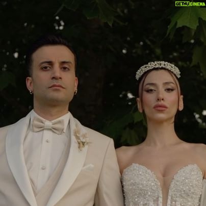 Berkay Tulumbacı - 2.4K Likes - Evet biz evlendik 🖤🥂 burayı uzun süreler düğün postlarına boğmayacağız ama merak etmey.. ya da boğabiliriz de bilmiyoruz. Teşekkür edeceğimiz yerler ve kişiler var öncelikle;
- @ellajarden e o güzel atmosferi sağladığı için ve bu atmosfere dostluklarıyla ve tecrübeleriyle destek veren @moesociety ekibine,
-bize ve misafirlerimize; sahneleriyle, enerjileriyle, şarkılarıyla o güzel atmosferi inanılmaz kıldıkları için @orkaorkestrasi ekibine,
- @dupontgelinlik ve @henrikadamatlik olarak gelinliği ve damatlığımızı tasarlayıp onunla da yetinmeyip üşenmeyip Antalya’dan yanımıza gelerek bizi hazırladıkları için,
-hazırlamak demişken saç ve makyajda bütün pozitif enerjileriyle yanımızda olan @didem_ocakk ve @akinunalofficiall a, aynı zamanda ailelerimizin saçı ve makyajı için @budaktuna @busraabzkrtt a
-Bu video ve daha bir sürü fotoğrafla yanımızda olan @semihakdagphotography ve @birikenhikaye ekibine,
-En uzun güne 3 gün kalmışken bizim en özel günümüze @artibir olan ArtıBir ekibine,
-Mobilyalarımızı bize jet hızıyla yetiştirmek için elinden geleni yapan @mobilyaterapi ekibine,
-Her anımızda dostumuz olarak yanımızda olan ve bundan sonra muhteşem işler yapacağımız @muubmimarlik ekibine
Her zaman yanımızda olan bizi hiç yalnız bırakmayan Ailelerimiz, Nedimelerimiz, Şahitlerimiz, Dostlarımız, Arkadaşlarımıza yürekten kocaman TEŞEKKÜR EDİYORUZ. İyi ki varsınız. Evet dediğimiz gibi biz evlendik şimdi Çok Eğleneceğiz! 🖤🥂♥️ #ezgiberkaywedding