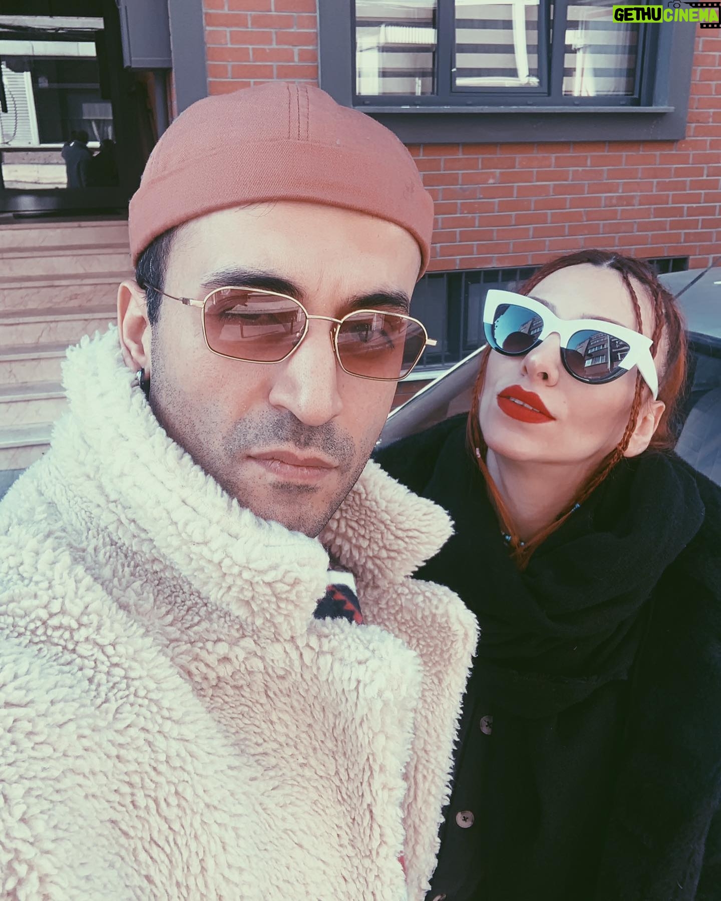 Berkay Tulumbacı - 2K Likes - Bir yıl önce bugün doğduk ve burda gördüğünüz hanımefendiyle mucizevi şeylere tanık olduk, yaşadık.. her şeyin üstesinden nasıl geldiğimizi, nasıl eğlendiğimizi anlatıp da kendimizi övmek istemiyorum. 1. Yıldönümümüzde masada şarap olan bir yerde garsonun bizi çektiği bir fotoğrafın altına “1. Yılımız kutlu olsun ömrüm” yazıp paylaşım yapmak ister miydik? Hayır..şimdi o hanımefendi bugün bize göre normal kendine göre çok uzun bir süreden sonra ilk sahnesini yapıyor. Tam burada bir dip not: ona hayranım.. Bu arada ben de ondan uzakta çalışıyorum. Ama gönlümüz nasıl bir anlatamam. Anlatırım da yani ne biliyim bu heyecanı biz yaşayalım istiyoruz :)) Siz de artık nazar gibi banal, eskide kalmış şeylere başvurmayıp bize güzel enerjiler yollarsınız diye düşünüyorum. Eğleneceğimiz çok güzel günlerimiz var sevgili.. İyi ki varız 🖤🌟 @ezgiigergin