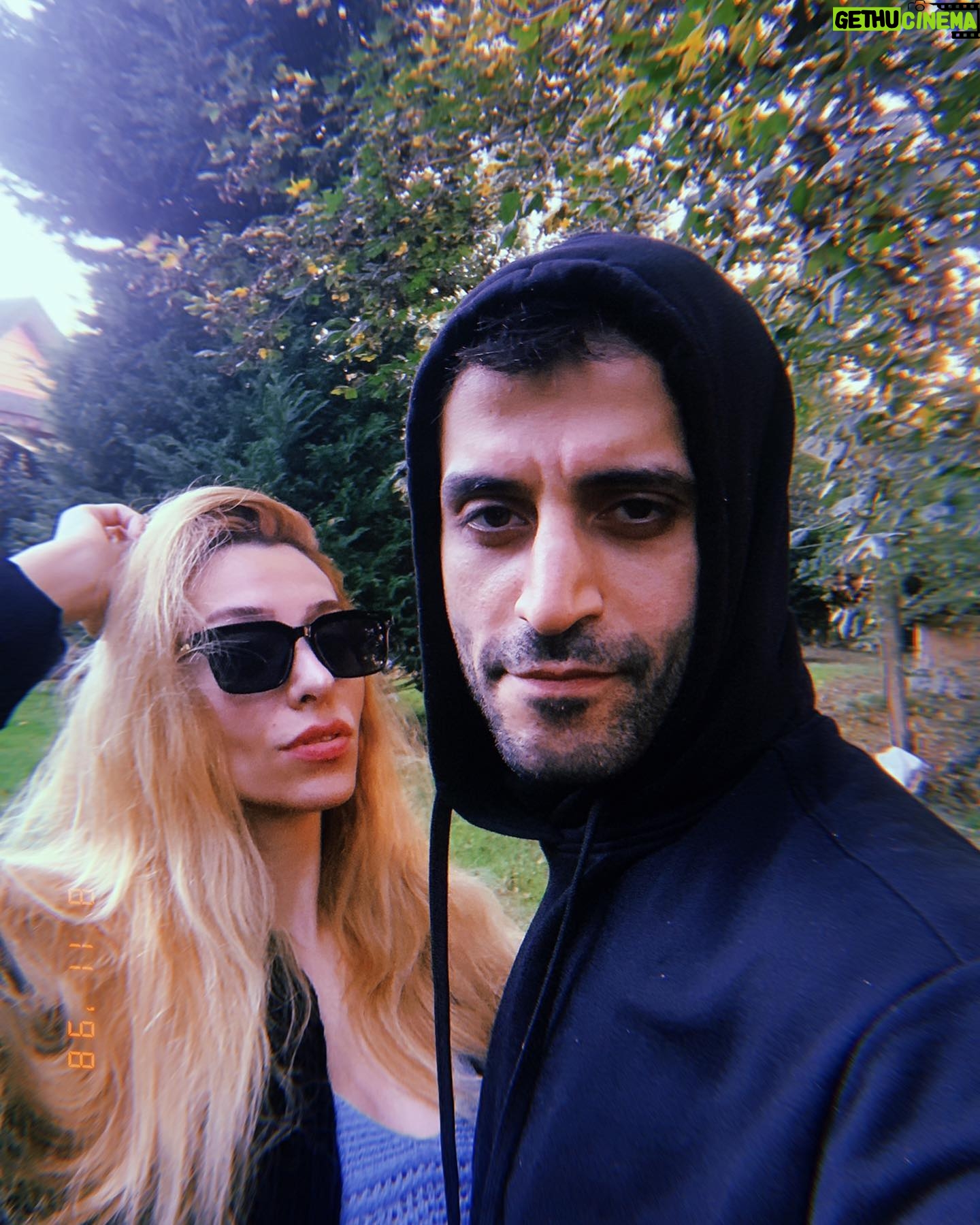Berkay Tulumbacı - 2K Likes - Bir yıl önce bugün doğduk ve burda gördüğünüz hanımefendiyle mucizevi şeylere tanık olduk, yaşadık.. her şeyin üstesinden nasıl geldiğimizi, nasıl eğlendiğimizi anlatıp da kendimizi övmek istemiyorum. 1. Yıldönümümüzde masada şarap olan bir yerde garsonun bizi çektiği bir fotoğrafın altına “1. Yılımız kutlu olsun ömrüm” yazıp paylaşım yapmak ister miydik? Hayır..şimdi o hanımefendi bugün bize göre normal kendine göre çok uzun bir süreden sonra ilk sahnesini yapıyor. Tam burada bir dip not: ona hayranım.. Bu arada ben de ondan uzakta çalışıyorum. Ama gönlümüz nasıl bir anlatamam. Anlatırım da yani ne biliyim bu heyecanı biz yaşayalım istiyoruz :)) Siz de artık nazar gibi banal, eskide kalmış şeylere başvurmayıp bize güzel enerjiler yollarsınız diye düşünüyorum. Eğleneceğimiz çok güzel günlerimiz var sevgili.. İyi ki varız 🖤🌟 @ezgiigergin