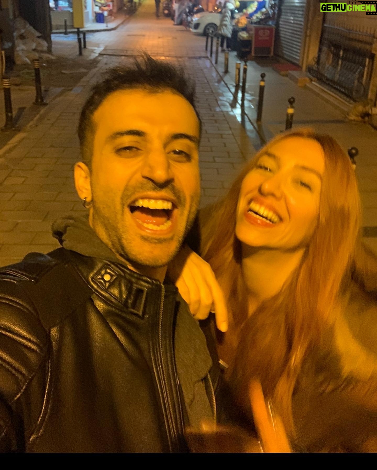 Berkay Tulumbacı - 2K Likes - Bir yıl önce bugün doğduk ve burda gördüğünüz hanımefendiyle mucizevi şeylere tanık olduk, yaşadık.. her şeyin üstesinden nasıl geldiğimizi, nasıl eğlendiğimizi anlatıp da kendimizi övmek istemiyorum. 1. Yıldönümümüzde masada şarap olan bir yerde garsonun bizi çektiği bir fotoğrafın altına “1. Yılımız kutlu olsun ömrüm” yazıp paylaşım yapmak ister miydik? Hayır..şimdi o hanımefendi bugün bize göre normal kendine göre çok uzun bir süreden sonra ilk sahnesini yapıyor. Tam burada bir dip not: ona hayranım.. Bu arada ben de ondan uzakta çalışıyorum. Ama gönlümüz nasıl bir anlatamam. Anlatırım da yani ne biliyim bu heyecanı biz yaşayalım istiyoruz :)) Siz de artık nazar gibi banal, eskide kalmış şeylere başvurmayıp bize güzel enerjiler yollarsınız diye düşünüyorum. Eğleneceğimiz çok güzel günlerimiz var sevgili.. İyi ki varız 🖤🌟 @ezgiigergin