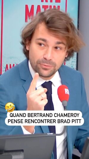 Bertrand Chameroy Instagram - 🔴🎙🤣 Quand @bertrand.cham pensait voir Brad Pitt en studio sur #RTL et apprend que l’interview a été enregistrée : « Pour une fois qu’il y a un beau goss, il n’est pas là. C’est nul ! ». #RTLSansFiltre tous les jours à 7h20 sur RTL 📻 Rendez-vous dès maintenant sur rtl.fr et l’application #RTL pour revivre l’intégralité de la chronique
•
•
#bertrandchameroy #chronique #humour #radio #onair