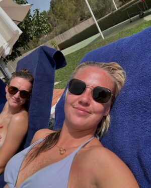 Beth Mead Instagram - Bizaaaaa with the girls 🔋☀️🏝️