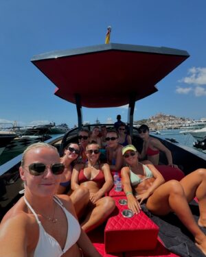 Beth Mead Instagram - Bizaaaaa with the girls 🔋☀️🏝️