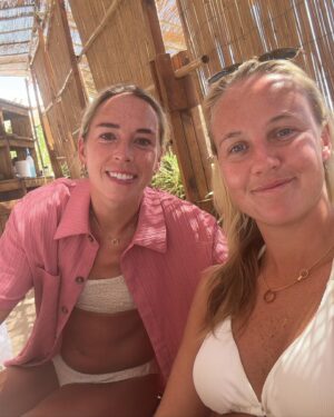 Beth Mead Instagram - Bizaaaaa with the girls 🔋☀️🏝️