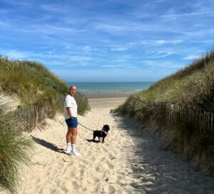 Beth Mead Instagram - Travel days with these beauties 🏖️ ☀️ 🐾