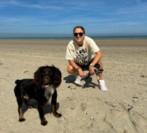 Beth Mead Instagram - Travel days with these beauties 🏖️ ☀️ 🐾