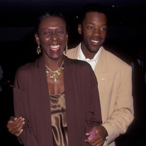 Bethann Hardison Instagram - It’s never too late in the day to say Happy Birthday to a love one, especially if it’s your one and only child. 
This is a memorable moment at the NAACP Awards on the evening of one of Kadeem’s two times win for Best Actor in a Comedy series of “A Different World”
Years later winning for Best Actor in LifeTimes series ‘The Fantasia Story”...3 times is a winning charm.
Meanwhile that was us entering before that 2nd NAACP win.
I tell you this story or details because I simply love this photograph of us. Me always interacting and Kadeem always the “cool solider”.
Feliz Cumpleaños mi hijo 🎂🎁 con mucho amor.
@kadeemhardison #naacp #adw #lifetime #fantasia