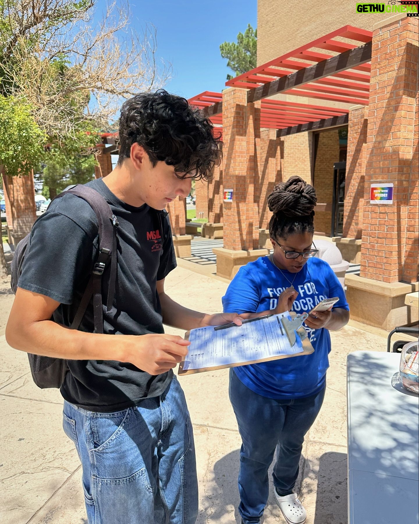 Beto O'Rourke - 7.2K Likes - Amazing week of registering voters at El Paso Community College. Thanks to the team of volunteers — Valerie, Doris, Kim, Alejandro and Rene — for doing the work!
Registration events happening all over Texas, sign up to volunteer at link in bio!