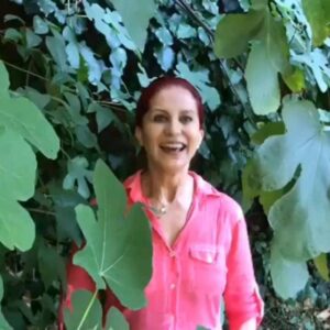 Betül Arım Instagram - Onlardan çok şey öğrendiğim en yakın arkadaşlarım kitaplar, bugüne kadar beni bir gün bile yalnız bırakmadılar. Bir  düşünün dünya'nın en büyük yazarları, şairleri, felsefecileri, bilim insanları evinize konuk oluyor, size yol arkadaşlığı yapıyor, zamanınızı paylaşıyorlar. Örneğin, Dostoyevski,  Nazım Hikmet, Sevgi Soysal, Ernest Hemingway, Yaşar Kemal, Melih Cevdet Anday, Sait Faik Abasıyanık, Sebahattin Ali, Aziz Nesin  ve daha binlercesi. Kitaplar yıllardır nöbetçi hediyelerim oldu, bahşiş yerine kitap vermek hem bana hem onlara çok güzel anlar yaşattı, yeni ufuklar açtı. Ailenize, arkadaşlarınıza, komşularınıza, öğretmenlerinize ve önünüze  gelen herkese kitap okumak bize ne kazandırır diye sorun ve onları listeleyin okuduklarınıza inanamayacaksınız ve lütfen onları da benimle paylaşın. Seminer verdiğim bir okulda tam 132 madde çıkmıştı bilginize. Bu arada okuduğunuz ve bir daha ihtiyacınız olmayan kitapları lütfen paylaşın metroya otobüse de koyabilirsiniz . Arkadaki sayfalarda Hep kitap ve Kuraldışı Yayınevi'nin çocuklar ve gençler için olan kitaplarının fotoğrafları var. İnsan öğrenmeyi bıraktığı gün yaşlanır diyor ve cevaplarınızı bekliyorum. 👫📚🖍👭📚🖍 

#kuraldisiyayincilik 
#hepkitap #kitapsevgisi #kitapokumak #betülarım #betülarımlayaşamasanatı #KişiselGelişim