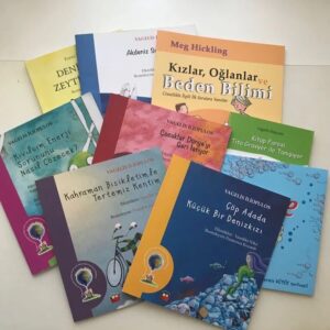 Betül Arım Instagram - Onlardan çok şey öğrendiğim en yakın arkadaşlarım kitaplar, bugüne kadar beni bir gün bile yalnız bırakmadılar. Bir  düşünün dünya'nın en büyük yazarları, şairleri, felsefecileri, bilim insanları evinize konuk oluyor, size yol arkadaşlığı yapıyor, zamanınızı paylaşıyorlar. Örneğin, Dostoyevski,  Nazım Hikmet, Sevgi Soysal, Ernest Hemingway, Yaşar Kemal, Melih Cevdet Anday, Sait Faik Abasıyanık, Sebahattin Ali, Aziz Nesin  ve daha binlercesi. Kitaplar yıllardır nöbetçi hediyelerim oldu, bahşiş yerine kitap vermek hem bana hem onlara çok güzel anlar yaşattı, yeni ufuklar açtı. Ailenize, arkadaşlarınıza, komşularınıza, öğretmenlerinize ve önünüze  gelen herkese kitap okumak bize ne kazandırır diye sorun ve onları listeleyin okuduklarınıza inanamayacaksınız ve lütfen onları da benimle paylaşın. Seminer verdiğim bir okulda tam 132 madde çıkmıştı bilginize. Bu arada okuduğunuz ve bir daha ihtiyacınız olmayan kitapları lütfen paylaşın metroya otobüse de koyabilirsiniz . Arkadaki sayfalarda Hep kitap ve Kuraldışı Yayınevi'nin çocuklar ve gençler için olan kitaplarının fotoğrafları var. İnsan öğrenmeyi bıraktığı gün yaşlanır diyor ve cevaplarınızı bekliyorum. 👫📚🖍👭📚🖍 

#kuraldisiyayincilik 
#hepkitap #kitapsevgisi #kitapokumak #betülarım #betülarımlayaşamasanatı #KişiselGelişim