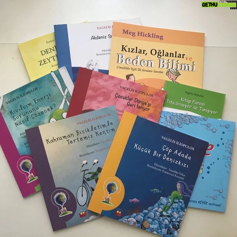 Betül Arım - 1.4K Likes - Onlardan çok şey öğrendiğim en yakın arkadaşlarım kitaplar, bugüne kadar beni bir gün bile yalnız bırakmadılar. Bir düşünün dünya'nın en büyük yazarları, şairleri, felsefecileri, bilim insanları evinize konuk oluyor, size yol arkadaşlığı yapıyor, zamanınızı paylaşıyorlar. Örneğin, Dostoyevski, Nazım Hikmet, Sevgi Soysal, Ernest Hemingway, Yaşar Kemal, Melih Cevdet Anday, Sait Faik Abasıyanık, Sebahattin Ali, Aziz Nesin ve daha binlercesi. Kitaplar yıllardır nöbetçi hediyelerim oldu, bahşiş yerine kitap vermek hem bana hem onlara çok güzel anlar yaşattı, yeni ufuklar açtı. Ailenize, arkadaşlarınıza, komşularınıza, öğretmenlerinize ve önünüze gelen herkese kitap okumak bize ne kazandırır diye sorun ve onları listeleyin okuduklarınıza inanamayacaksınız ve lütfen onları da benimle paylaşın. Seminer verdiğim bir okulda tam 132 madde çıkmıştı bilginize. Bu arada okuduğunuz ve bir daha ihtiyacınız olmayan kitapları lütfen paylaşın metroya otobüse de koyabilirsiniz . Arkadaki sayfalarda Hep kitap ve Kuraldışı Yayınevi'nin çocuklar ve gençler için olan kitaplarının fotoğrafları var. İnsan öğrenmeyi bıraktığı gün yaşlanır diyor ve cevaplarınızı bekliyorum. 👫📚🖍👭📚🖍
#kuraldisiyayincilik
#hepkitap #kitapsevgisi #kitapokumak #betülarım #betülarımlayaşamasanatı #KişiselGelişim