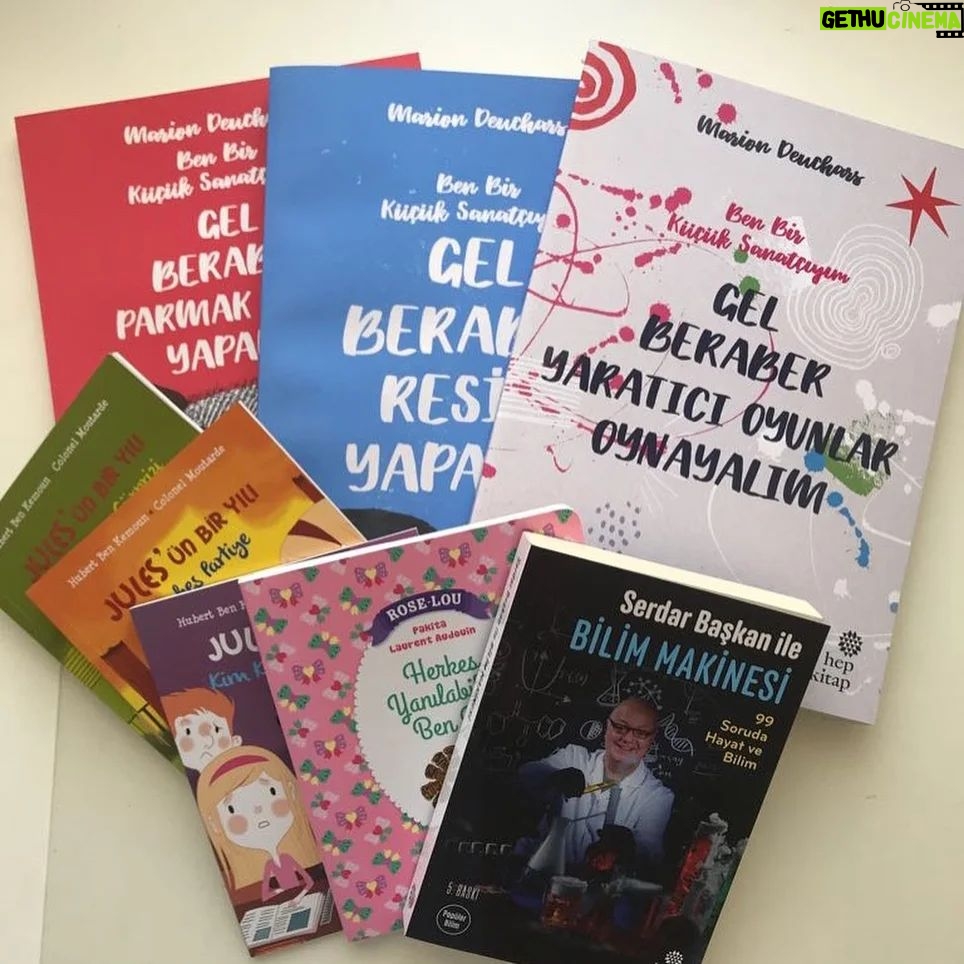 Betül Arım - 1.4K Likes - Onlardan çok şey öğrendiğim en yakın arkadaşlarım kitaplar, bugüne kadar beni bir gün bile yalnız bırakmadılar. Bir düşünün dünya'nın en büyük yazarları, şairleri, felsefecileri, bilim insanları evinize konuk oluyor, size yol arkadaşlığı yapıyor, zamanınızı paylaşıyorlar. Örneğin, Dostoyevski, Nazım Hikmet, Sevgi Soysal, Ernest Hemingway, Yaşar Kemal, Melih Cevdet Anday, Sait Faik Abasıyanık, Sebahattin Ali, Aziz Nesin ve daha binlercesi. Kitaplar yıllardır nöbetçi hediyelerim oldu, bahşiş yerine kitap vermek hem bana hem onlara çok güzel anlar yaşattı, yeni ufuklar açtı. Ailenize, arkadaşlarınıza, komşularınıza, öğretmenlerinize ve önünüze gelen herkese kitap okumak bize ne kazandırır diye sorun ve onları listeleyin okuduklarınıza inanamayacaksınız ve lütfen onları da benimle paylaşın. Seminer verdiğim bir okulda tam 132 madde çıkmıştı bilginize. Bu arada okuduğunuz ve bir daha ihtiyacınız olmayan kitapları lütfen paylaşın metroya otobüse de koyabilirsiniz . Arkadaki sayfalarda Hep kitap ve Kuraldışı Yayınevi'nin çocuklar ve gençler için olan kitaplarının fotoğrafları var. İnsan öğrenmeyi bıraktığı gün yaşlanır diyor ve cevaplarınızı bekliyorum. 👫📚🖍👭📚🖍
#kuraldisiyayincilik
#hepkitap #kitapsevgisi #kitapokumak #betülarım #betülarımlayaşamasanatı #KişiselGelişim