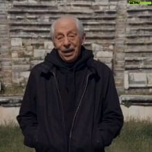 Betül Arım - 1.5K Likes - Güzel insan, güzel adam, güzel sanatçı ne güzel yaşadın ne güzel direndin ne güzel anlattın ne güzel inat ettin ne güzel hiç vazgeçmedin ve bütün bunları oynadığın oyunlarla yaşamınla bize hep anlattın hep örnek oldun yaşamı ve sahneleri hiç bırakmadın işte bütün bunlar için sen sonsuza kadar bizle yaşayacaksın yolun gönlün olsun büyük usta ruhun şad olsun. Bize anlattıkların, yaşattıkların, öğrettiklerin için binlerce teşekkür umarım yolun yolumuz olur. Ailesine, sevenlerine ve hepimize dayanma gücü diliyorum. Seni çok seviyorum. Bu belgesel için sevgili @selcukmetin ’e binlerce teşekkür.👭🤝👫🎭🙏💙😥
#gencoerkal #büyükusta #sanat #tiyatro #selçukmetin