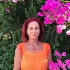Betül Arım - 2.3K Likes - Dedi ve kodu. Söylemesi bile çirkin. Dedi ve kodu yoktur sonu. Gözlerinle görmediğin şeye, ağzınla şahit olma...İllaki dedikodu yapacağım diyorsan gittiğin bir şehrin, gezdigin bir müzenin, bir serginin, okuduğun bir kitabın, seyrettiğin bir oyunun, bir filmin, okuduğun bir şiirin dedikodusunu istediğin kadar yapabilirsin. Hadi bunlara şimdi başla 👫📚👭🖍️🎨🎭💙
“Başkalarının günahlarıyla aziz olamazsın.” Anton Çehov 👫🙏💙
“Gıybet eden ve dinleyen günahta ortaktırlar.” Hadis-i Şerif 🫢
“Egoistlerin iyi bir yanı vardır; başkaları hakkında konuşmazlar.” Lucille 🤣😷
Kelimelerin kanatları yoktur, ama binlerce metre uzağa uçabilirler...🎈🦜👏🧚♂️
#betülarım #betülarımlayaşamasanatı #dışarıdahiçbirşeyvar #kişiselgelişim #dedikodu