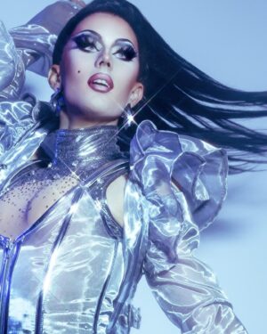 Beverly Kills Instagram - 𝒅𝒐𝒏’𝒕 𝒍𝒐𝒐𝒌 𝒅𝒐𝒘𝒏… 🪩🌊🩶🌀

@devereuxxo @tamaraclaire 

#dragqueen #beverlykills #dragrace