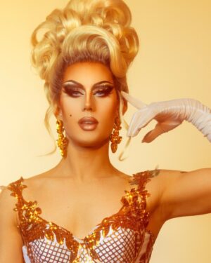 Beverly Kills Instagram - ✨𝔦 𝔣𝔞𝔩𝔩 𝔱𝔬 𝔭𝔦𝔢𝔠𝔢𝔰….✨

-
@devereuxxo 
@its_a_penrose 
@brisbanedragjewels 
matrick_13
@wigsbyvanity 
-
#dragqueen #hair #beverlykills #dragrace