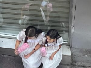 Beyti Engin Instagram - Bize bir ömürlük dostluklar kattı…

Her biriniz ile çalışmak bile yetecekken hepiniz bir araya geldiniz, rüya gibiydi.

İyi ki #kusursuzkiracı ✌🏻

Hazır hepimiz boşken kaçırmayın derim 🤣🤣🤣