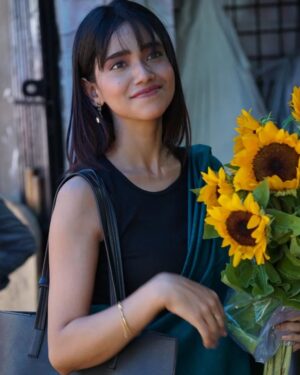 Bhagyashree Limaye Instagram - Fool in a फूल market 🫠
.
.
.
@apoorva_shaligram 
@makeupbyvrutti 
@hair_art_by_tejashri
#greens #flowers #flowerstagram #saree #sareelove #ootd #weekend #friday #friyay #hairdo #hair #sunflower #indian