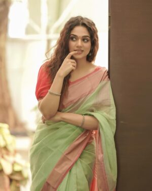 Bhavya Trikha Instagram - A sweet saree moment🌷
.
Costumes - @kaarigai.sarees
Photography - @camerasenthil
Makeup - @jeevithamakeupartistry
Shoot organised by - @rrajeshananda 
.
#sareelove #pastel #love