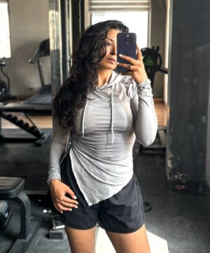 Bhaweeka Chaudhary Instagram - Turning sweat into strength. Workout day grind! 

#workoutmotivation #strength #mood