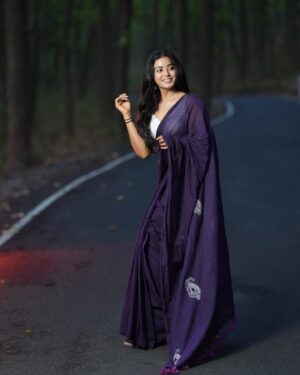 Bhaweeka Chaudhary Instagram - Wrapped in the beauty of Pink Pakhi! 🌸 I’m obsessed with their stunning sarees and I want you to experience them too! 🤩 Follow @pink_pakhi and use my exclusive code “Bhaweeka10” to get 10% off on all their gorgeous merchandise! 
Trust me, you won’t want to miss out on this! #PinkPakhi #SareeLove #DiscountCode #sareelover #tradionalart #embroidery 

📸 : @theweddingcontainer_official 👍