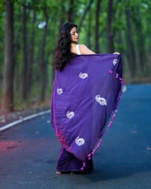 Bhaweeka Chaudhary Instagram - Wrapped in the beauty of Pink Pakhi! 🌸 I’m obsessed with their stunning sarees and I want you to experience them too! 🤩 Follow @pink_pakhi and use my exclusive code “Bhaweeka10” to get 10% off on all their gorgeous merchandise! 
Trust me, you won’t want to miss out on this! #PinkPakhi #SareeLove #DiscountCode #sareelover #tradionalart #embroidery 

📸 : @theweddingcontainer_official 👍
