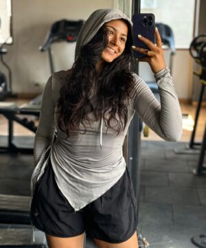 Bhaweeka Chaudhary Instagram - Turning sweat into strength. Workout day grind! 

#workoutmotivation #strength #mood